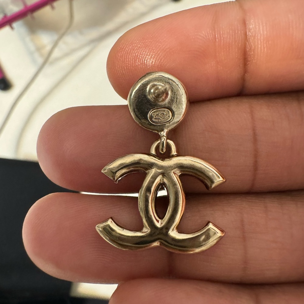 CHANEL Pink and White Pearl Logo Earrings - Picture 3 of 8
